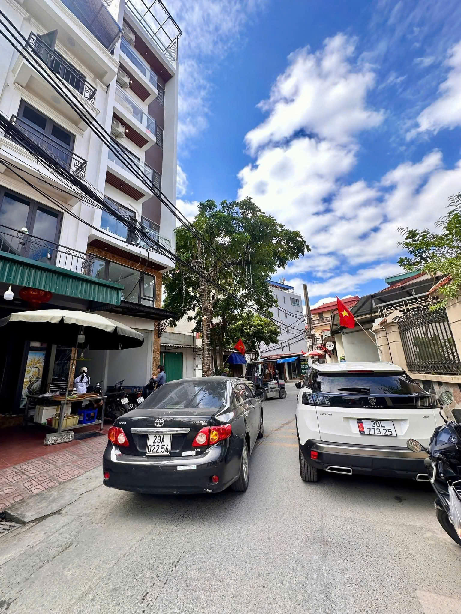 BÁN NHÀ MẶT CHỢ THẠCH BÀN -CỔ LINH -KINH DOANH- VỈA HÈ -OTO TRÁNH - THANG MÁY.