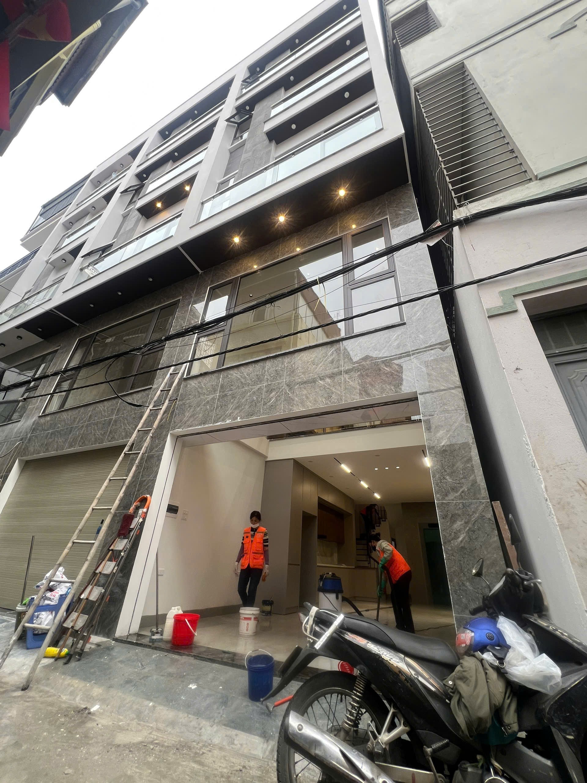 Bán nhà Thạch Bàn, Gần hồ Bộ Đội đang thi công, Ô tô vào, Full nội thất. Lh 0965858116