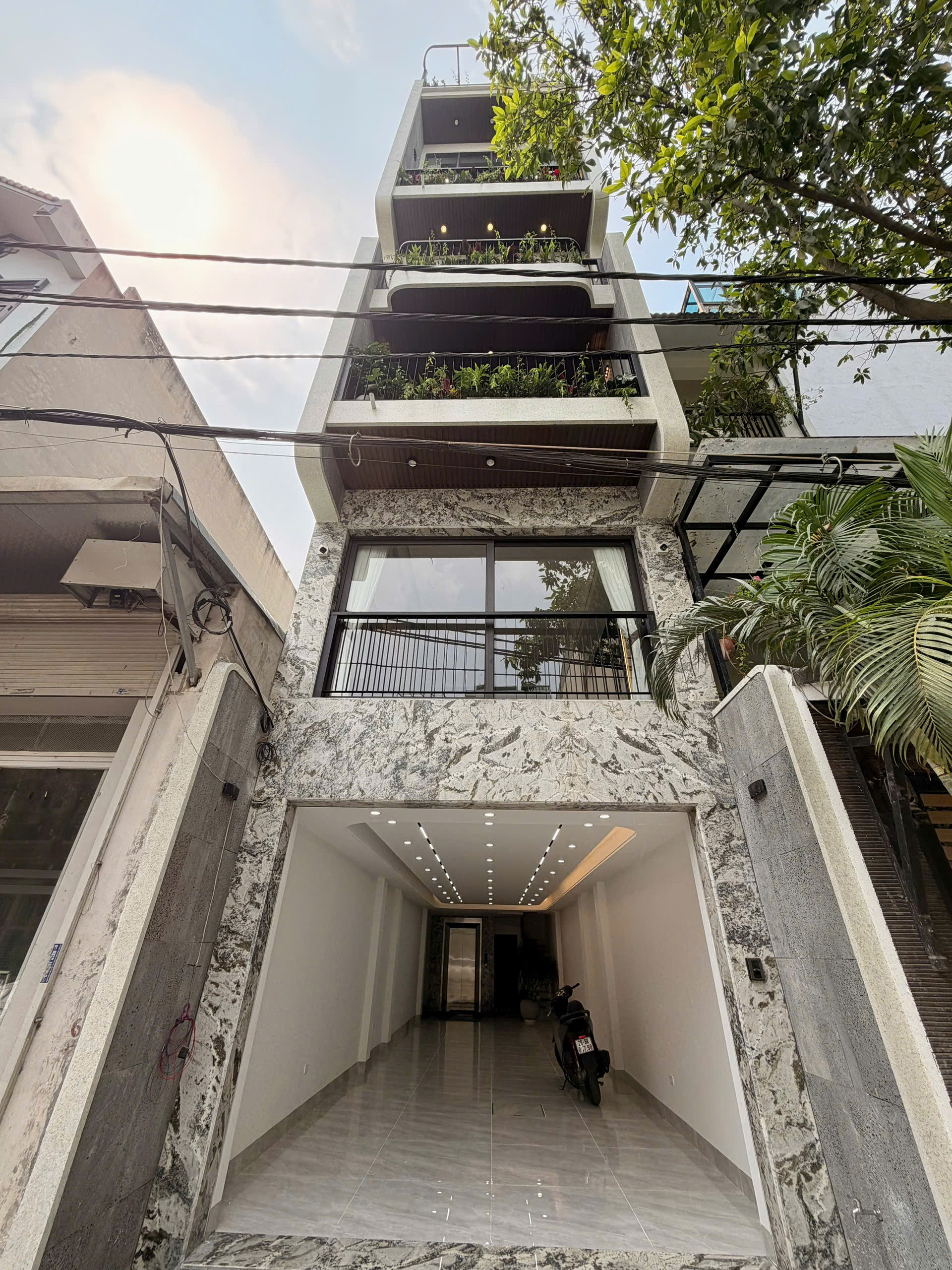 Bán nhà tái định cư Long Biên. DT 76m x 7 tầng, Cạnh Công Viên, Đường rộng, Vỉa hè.