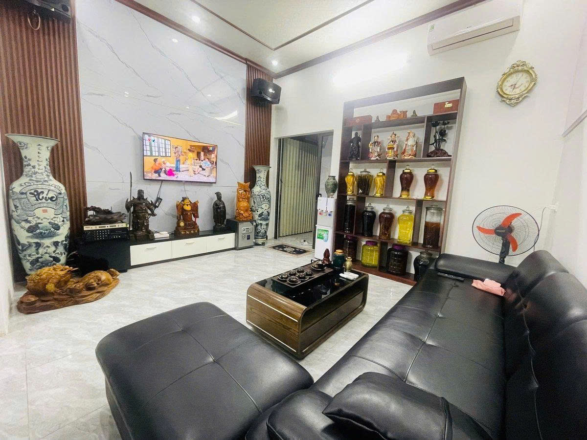 Bán gấp nhà 2 tầng mặt phố Bế Văn Đàn, 53m2, mặt tiền 3.3m, 2 mặt thoáng, kinh doanh, giá 16 tỷ