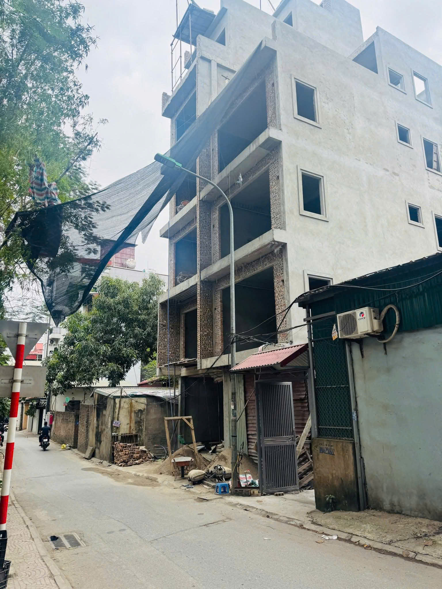 HÀNG F0 GIÁ HỢP LÝ NGAY CẠNH CẦU VĨNH TUY - NHÀ 7 TẦNG THANG MÁY ĐƯỜNG Ô TÔ TRÁNH KINH DOANH