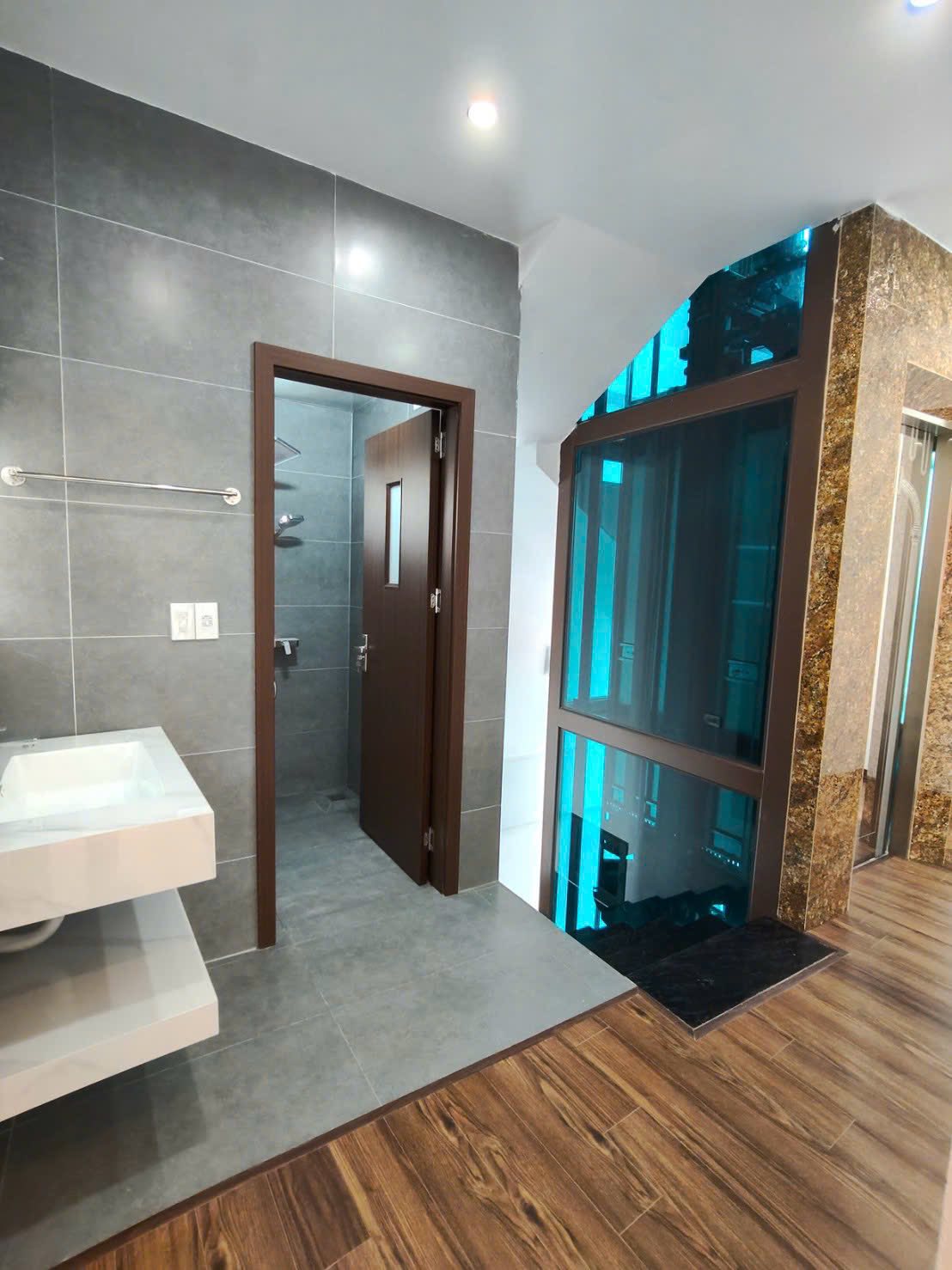 Bán căn góc mặt đường Lê Thanh Nghị, TP Hải Dương, 84.3m2, 5 tầng, KD buôn bán, giá tốt 11