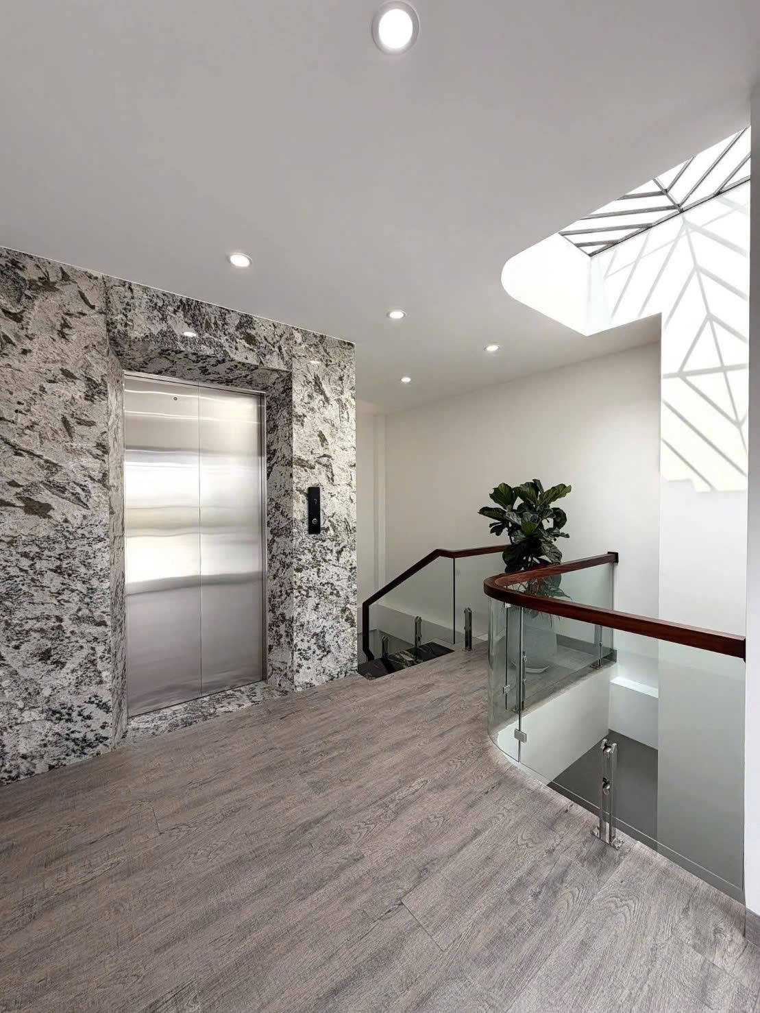 Bán nhà tái định cư Long Biên. DT 76m x 7 tầng, Cạnh Công Viên, Đường rộng, Vỉa hè. 10