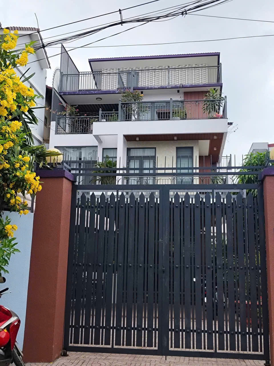 CHO THUÊBIỆT THỰ SÂN VƯỜN KHU BÊN SÔNG,SÁT BÊN GIGAMALL 10M x 30M TRET 3LAU GIÁ CHỈ 35TR