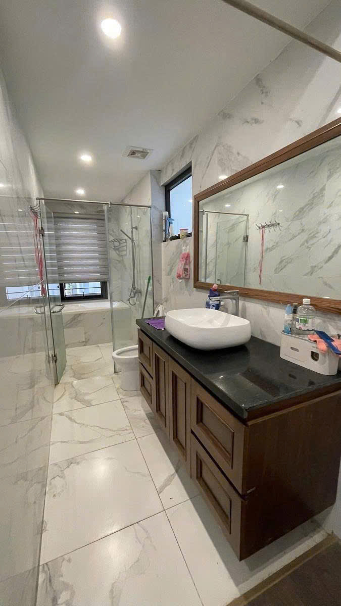 LÔ GÓC NGUYỄN CHÍ THANH – 60M² – 5 TẦNG – MT 5.3M – Ô TÔ ĐỖ 10M – Ô CHỜ THANG MÁY – GIÁ 18 TỶ 3