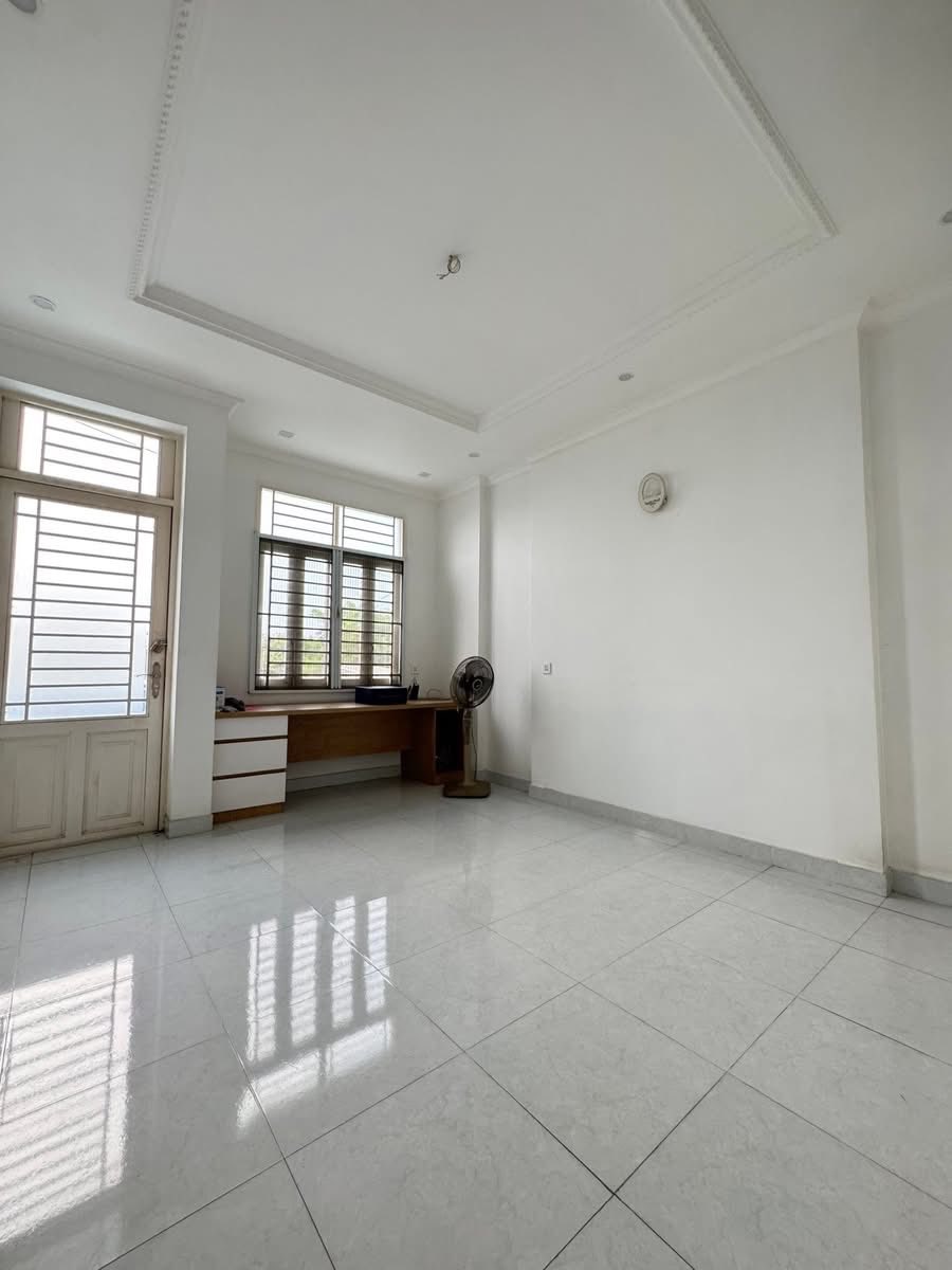 CHO THUÊ NHÀ MẶT TIỀN KINH DOANH, NGAY PHỞ HUỲNH TRÂM, 3 LẦU, SÂN XE HƠI, 17TR 3