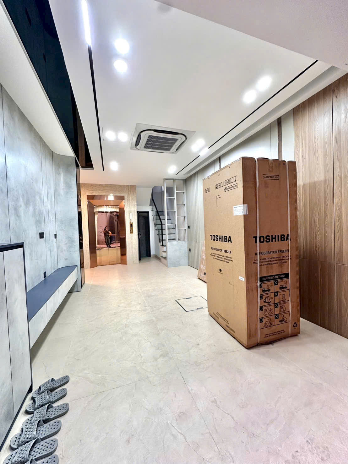 BÁN NHÀ ĐẸP 6 TẦNG THANG MÁY NGAY CẦU LONG BIÊN - SANG HOÀN KIẾM CỰC GẦN . 2