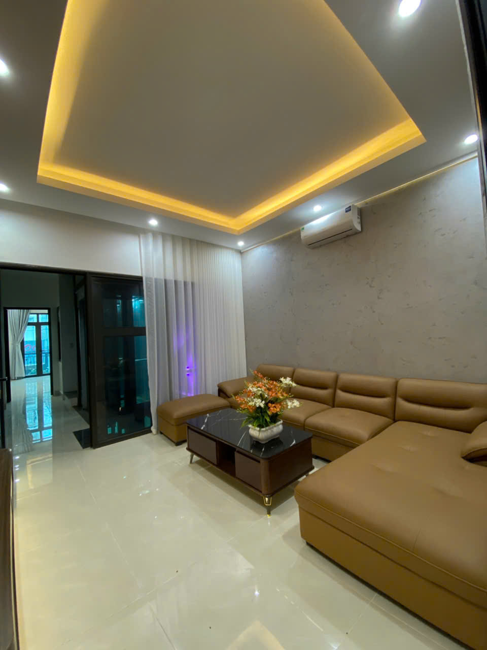 bán nhà 4 tầng cầu thang máy hiện đại nằm ngay mặt đường ngô thì nhậm 3