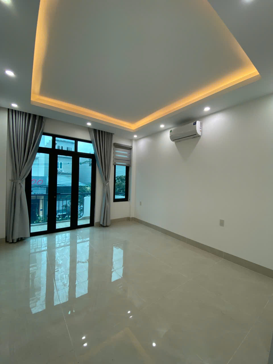 bán nhà 4 tầng cầu thang máy hiện đại nằm ngay mặt đường ngô thì nhậm 4