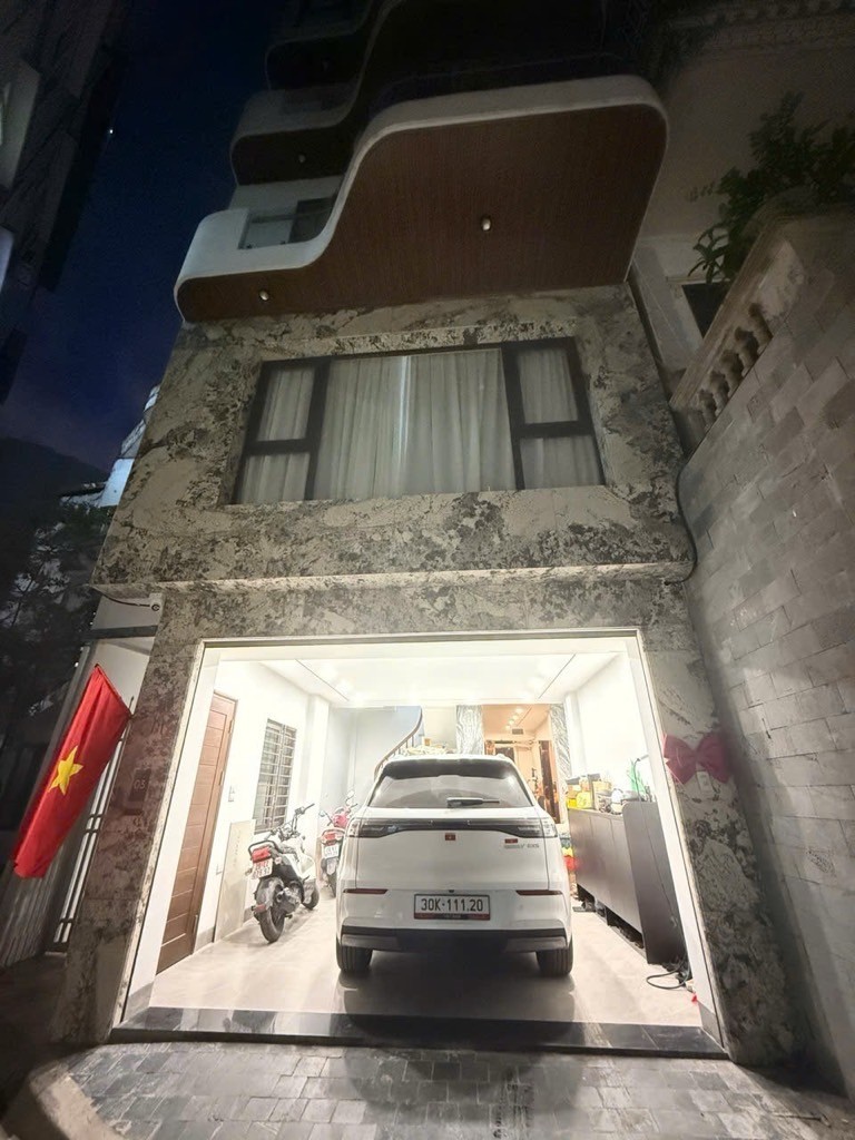 Cần bán nhà 47m x 7T thang máy gara oto tại 52 Ngọc Lâm, giá rẻ nhất khu vực. 2
