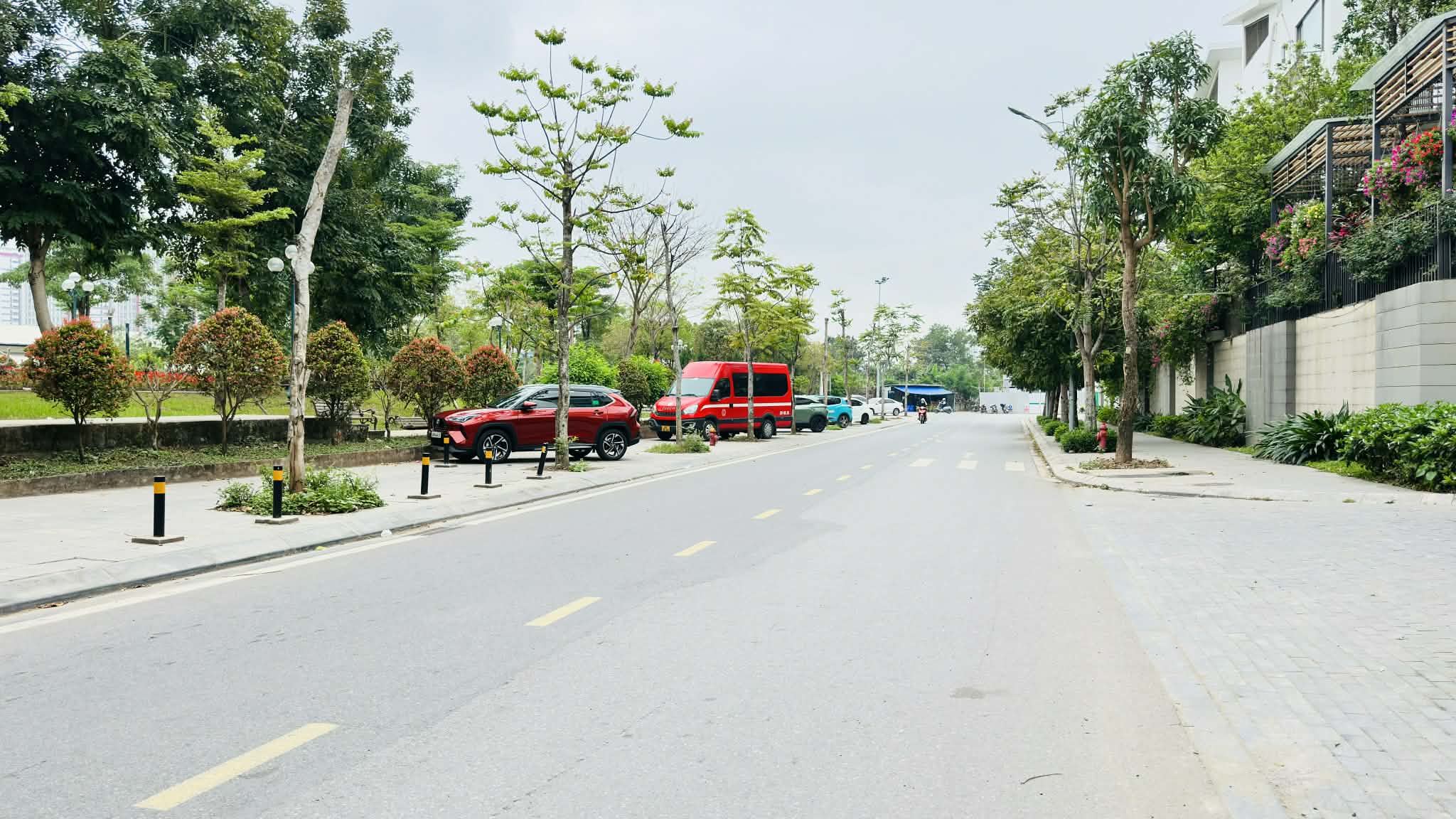 bán nhà Ngọc Thuỵ, 6 tầng thang máy, ôtô đỗ cửa, thoáng trước sau