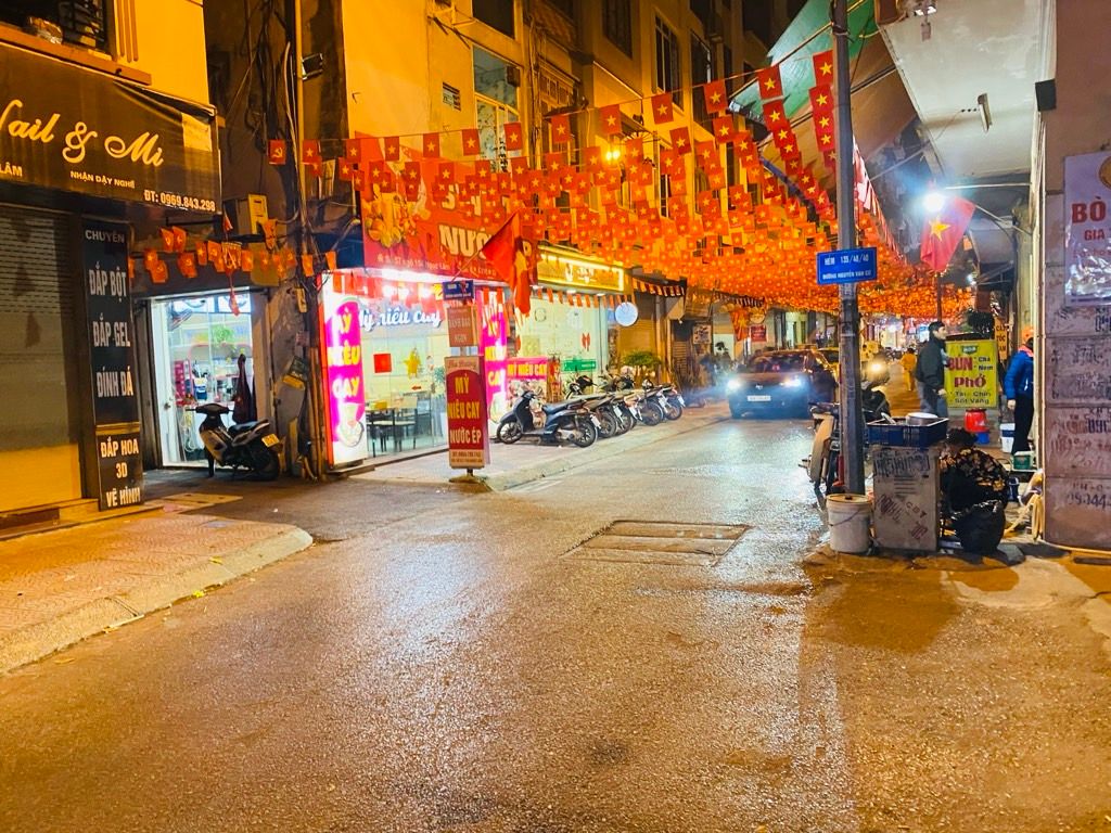 Chỉ hơn 9 tỷ. mặt phố Ngọc Lâm, Kinh Doanh 30m x 5T vỉa hè thêng thang !