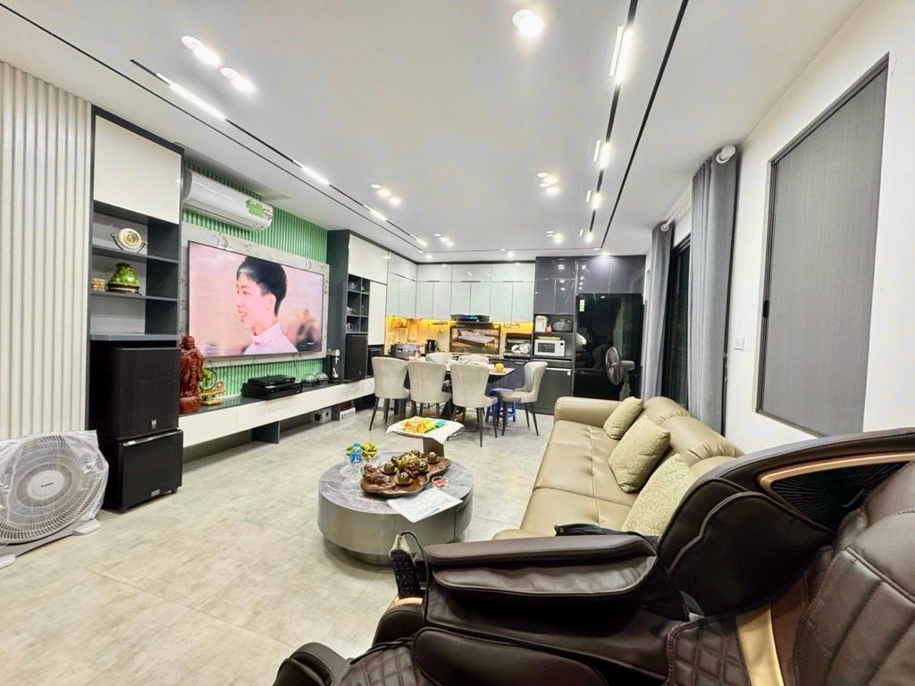 Chỉ hơn 9 tỷ. mặt phố Ngọc Lâm, Kinh Doanh 30m x 5T vỉa hè thêng thang ! 3