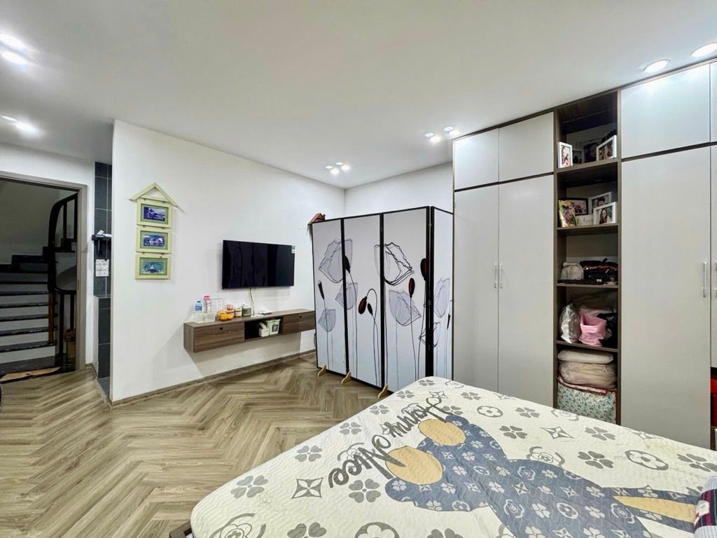 Chỉ hơn 9 tỷ. mặt phố Ngọc Lâm, Kinh Doanh 30m x 5T vỉa hè thêng thang ! 4