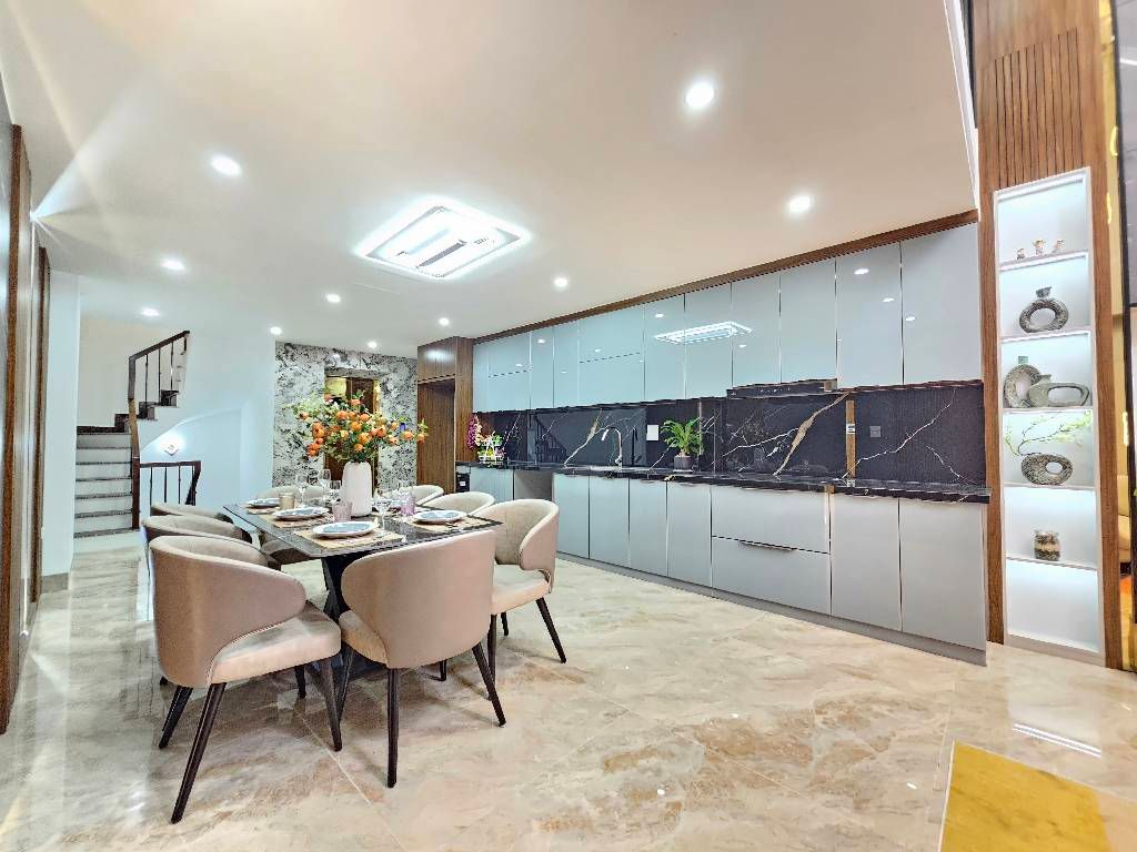 Nhà mới Phố Trạm,Long Biên 15 tỷ 72m thang máy 7 tầng,ngõ to ô tô tránh 4