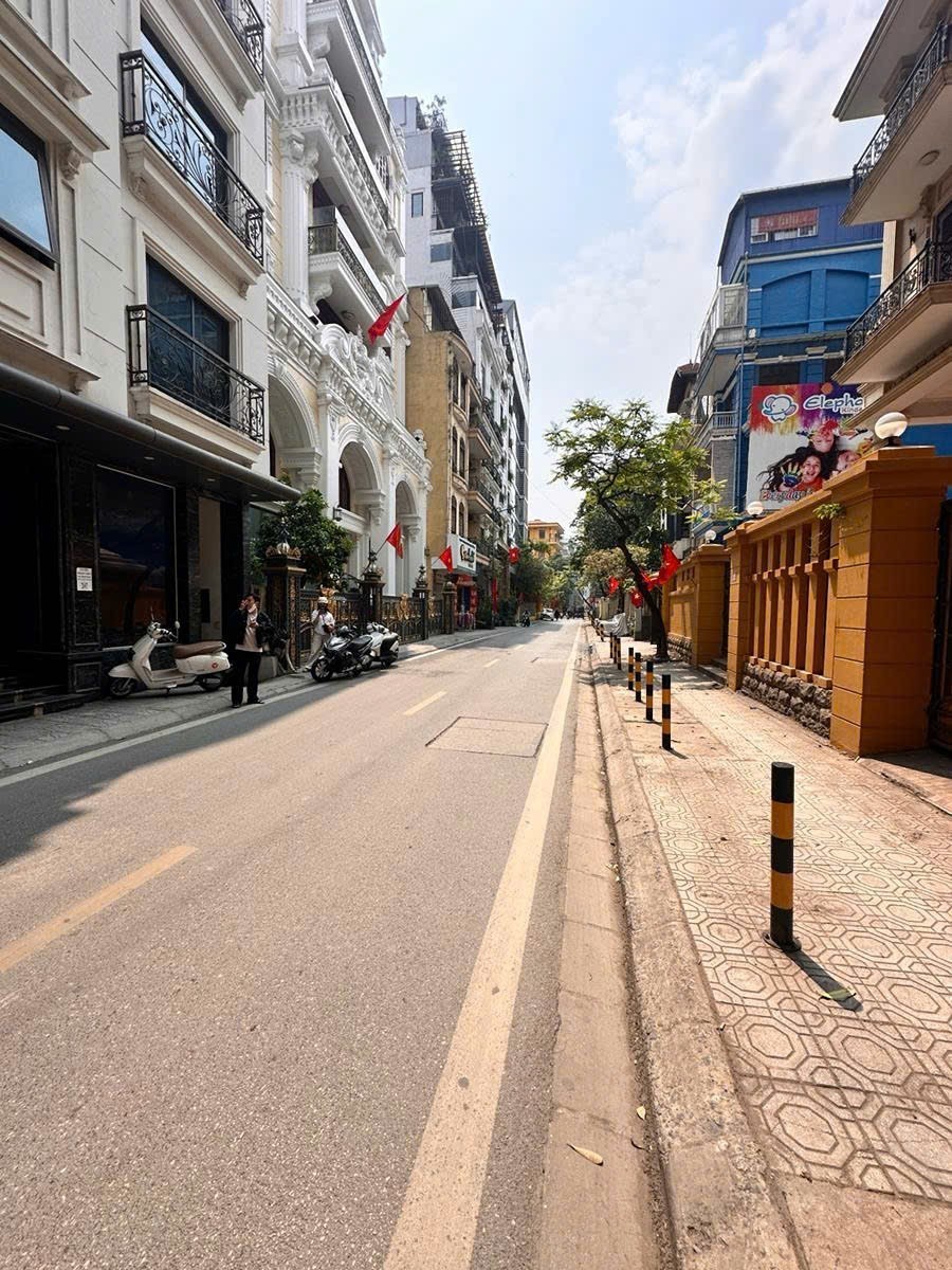 Bán nhà MP Phố Linh Lang Ba Đình 103m2 10 Tầng thang máy MT 11m Doanh Thu 2.4 Tỷ Năm, Giá 67.8 Tỷ