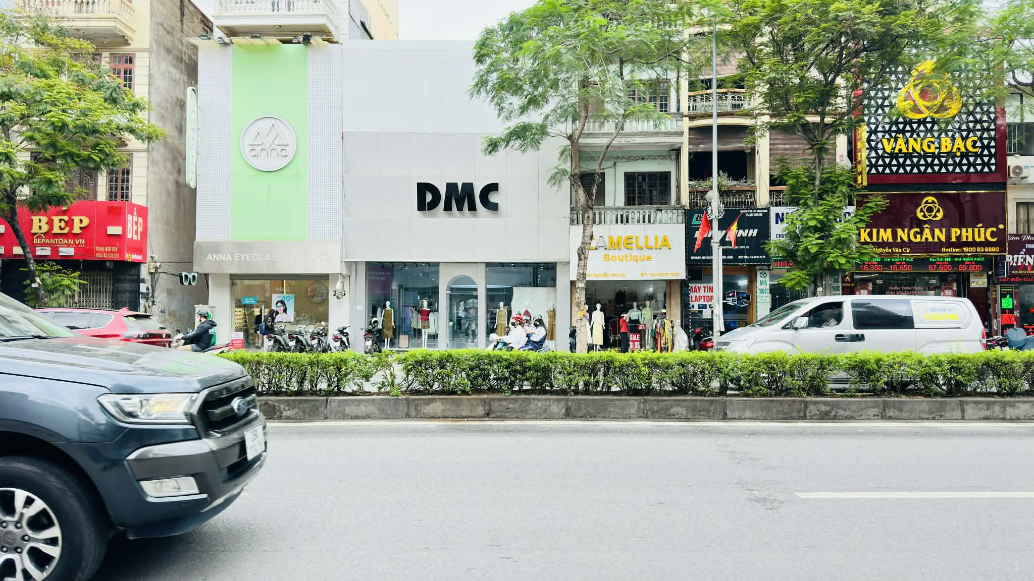 nhà mặt phố Nguyễn Văn Cừ, mặt tiền 13m, nở hậu, dòng tiền ổn định, full thổ cư