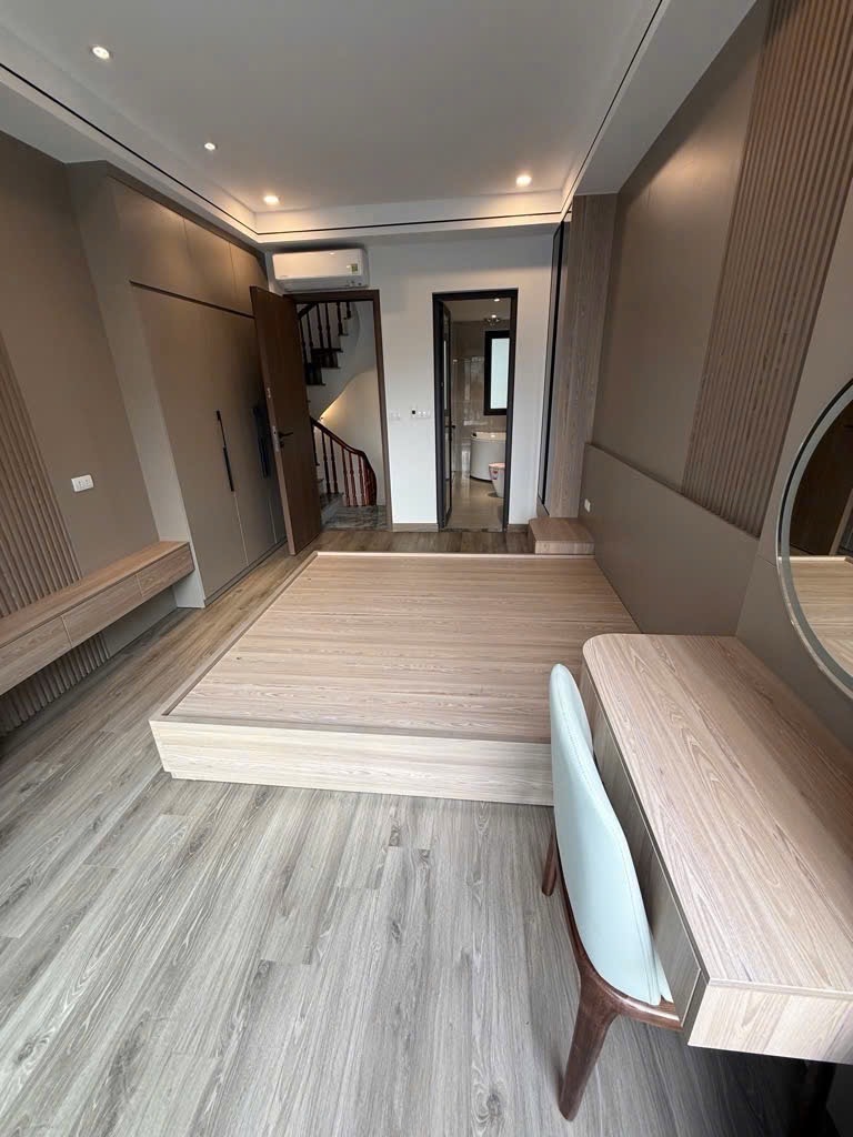 Bán nhà 35m x 5T tại ngõ 71 việt hưng, oto đỗ cổng chỉ hơn 6 tỷ còn tl. 3