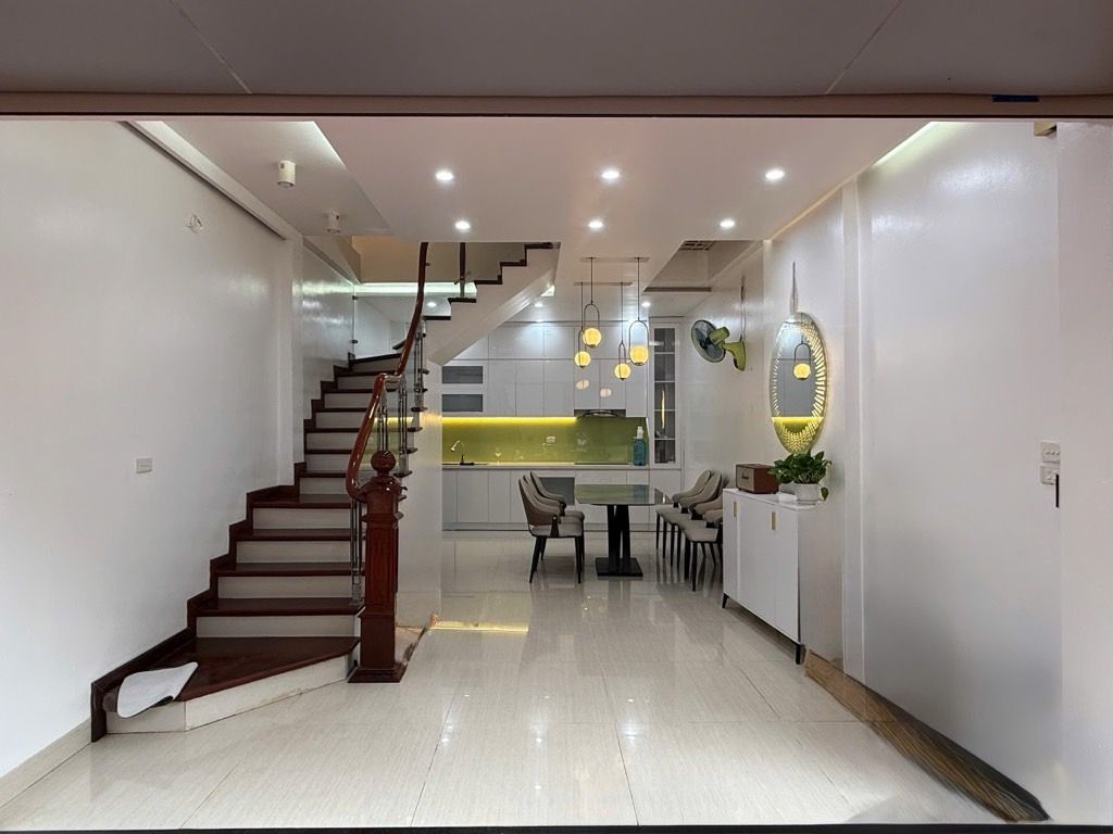 duy nhất 1 căn. Hơn 9 tỷ ngọc lâm 35m x 5T oto đỗ cửa ở luôn.