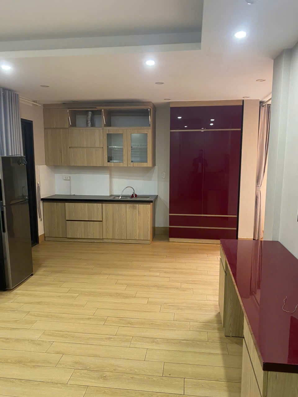 Cho thuê Căn hộ Apartment 1N1K tại ngõ 294 Kim Mã, Ba Đình. Ngõ nông rộng ô tô vào nhà. Chỉ 10tr 4