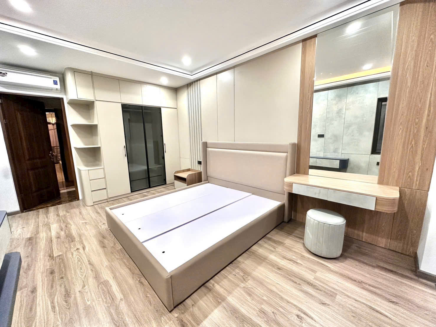 BÁN NHÀ ĐẸP 6 TẦNG THANG MÁY NGAY CẦU LONG BIÊN - SANG HOÀN KIẾM CỰC GẦN . 4