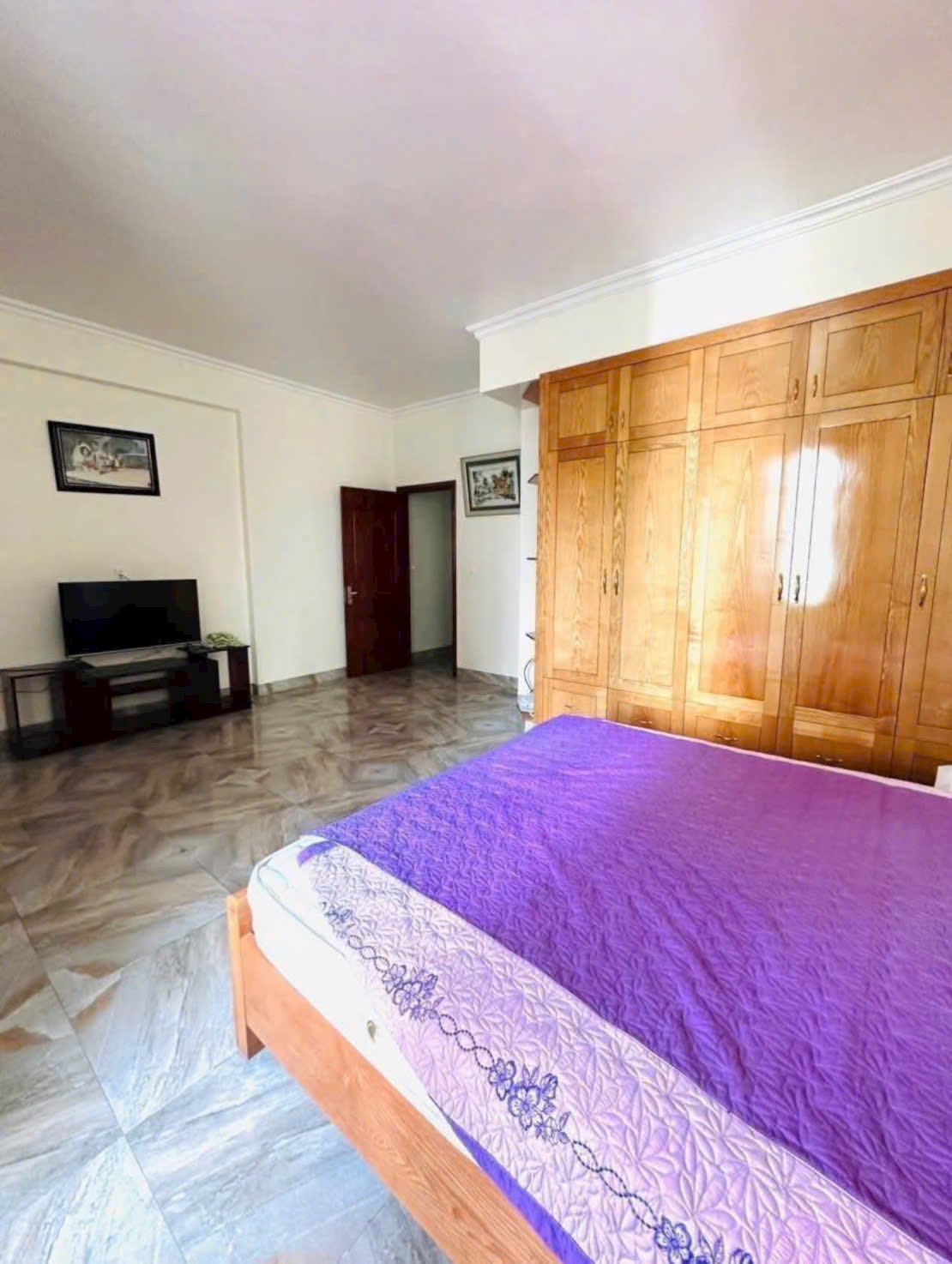 Bán căn nhà 3 tầng ngõ đường Ngô Quyền, ph Tân Bình, TP HD, 95.5m2, mt 6m, 4 ngủ, gara 5