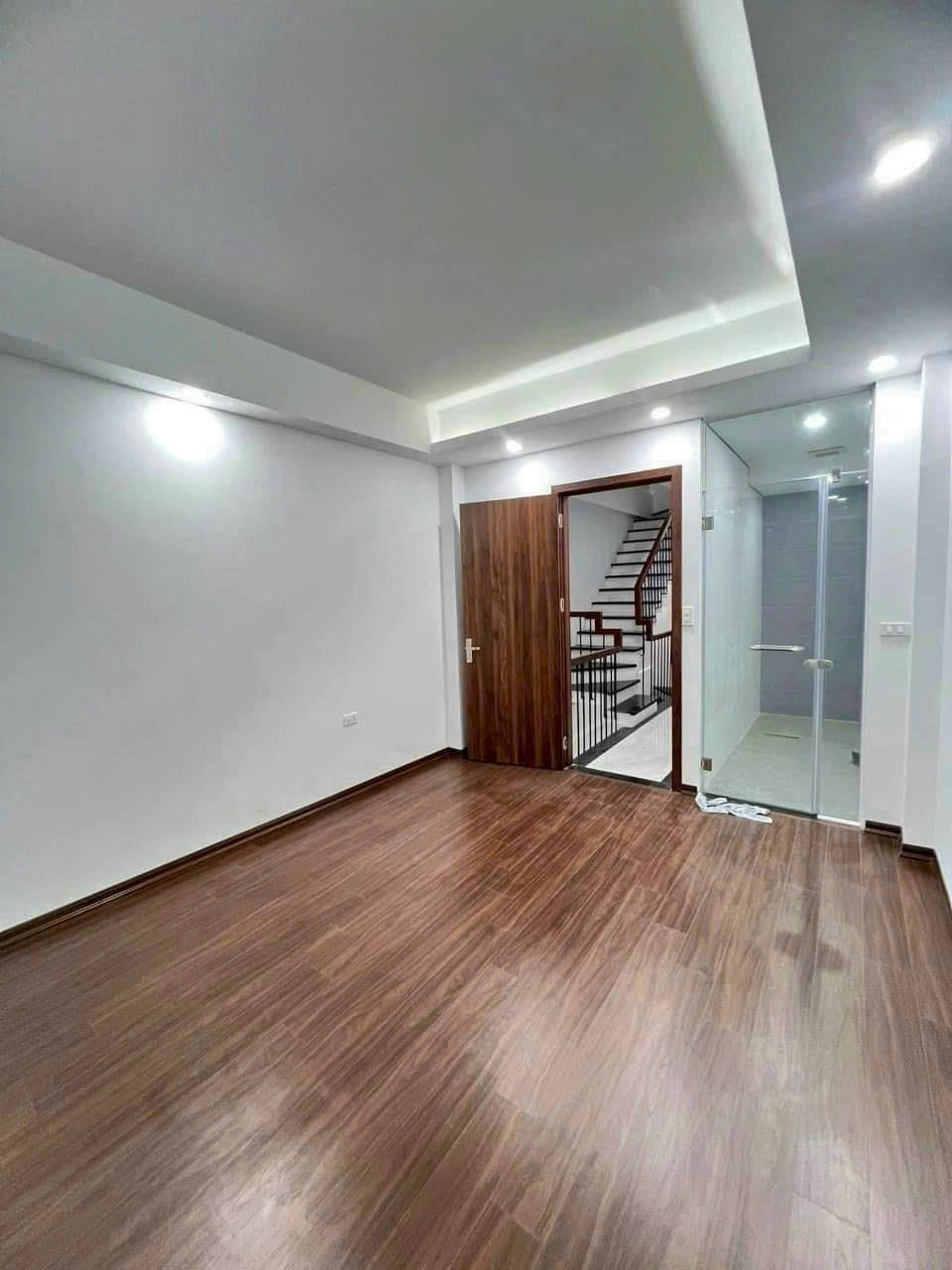 NHÀ ĐẸP TRUNG TÂM LONG BIÊN NẰM GIỮA CẦU VĨNH TUY VÀ CHƯƠNG DƯƠNG 57M2 x 5 TẦNG Ô TÔ VÀO 4