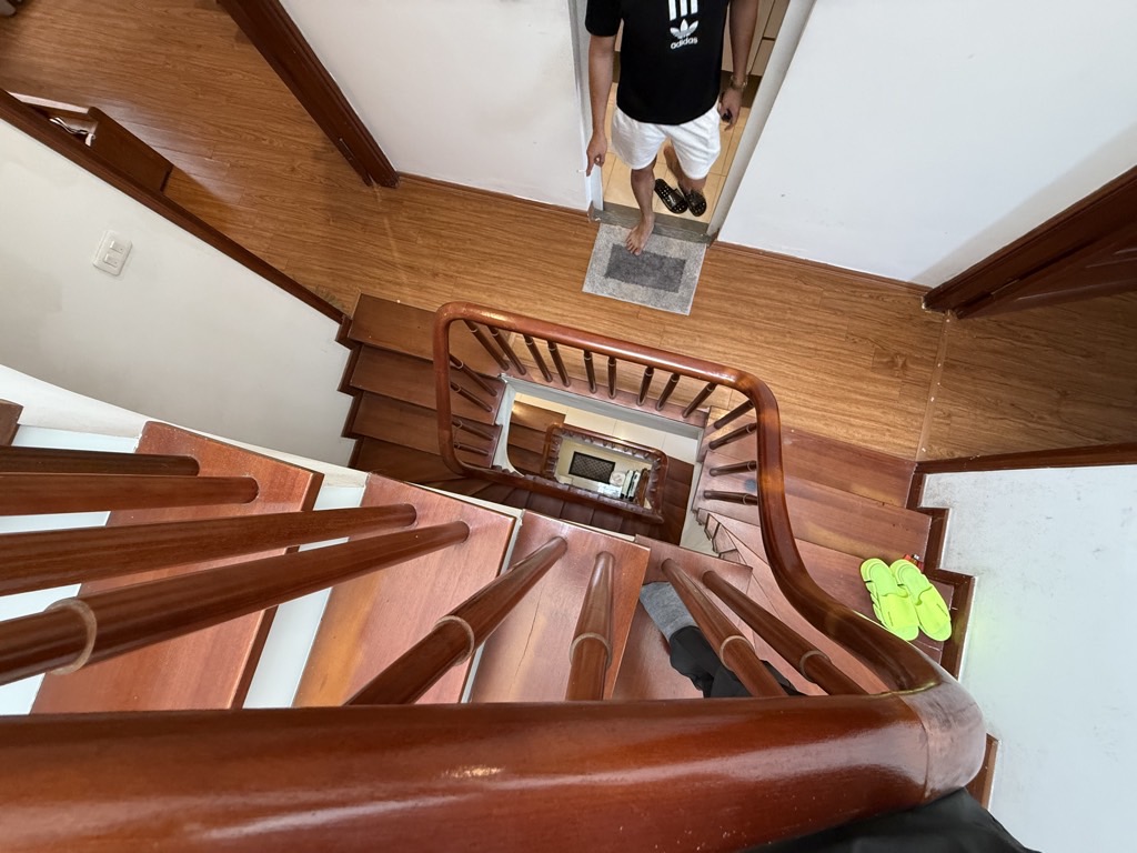 Bán nhà Hoa Lâm, Lệ Mật 70m x 4T sân vườn, oto thông, giá rẻ nhất khu vực 5