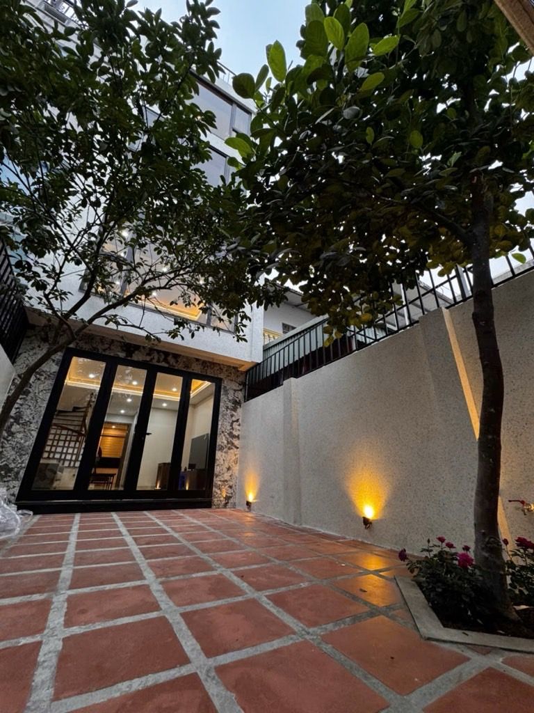 Bán nhà Hoa Lâm, Lệ Mật 70m x 4T sân vườn, oto thông, giá rẻ nhất khu vực