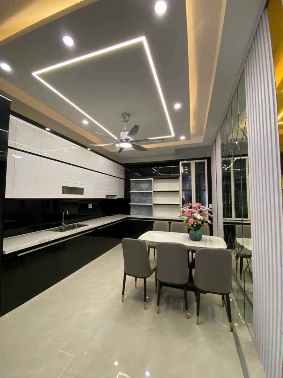 bán nhà 4 tầng cầu thang máy hiện đại nằm ngay mặt đường ngô thì nhậm 2