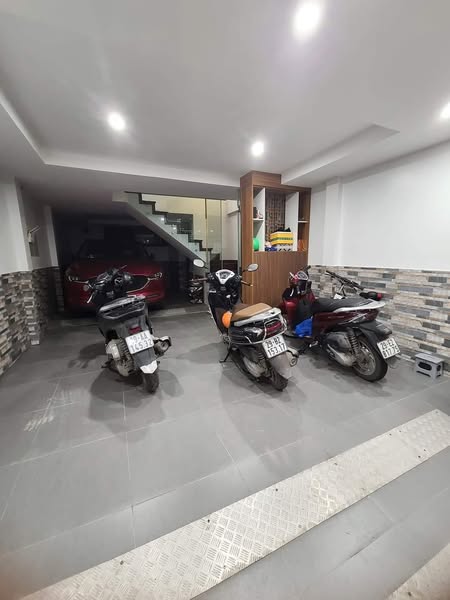 Bán nhà Vĩnh Phúc, Ba Đình, dt 125m, ngõ thông kinh doanh, ô tô 7 chỗ vào nhà. Giá 31.9 tỷ 2