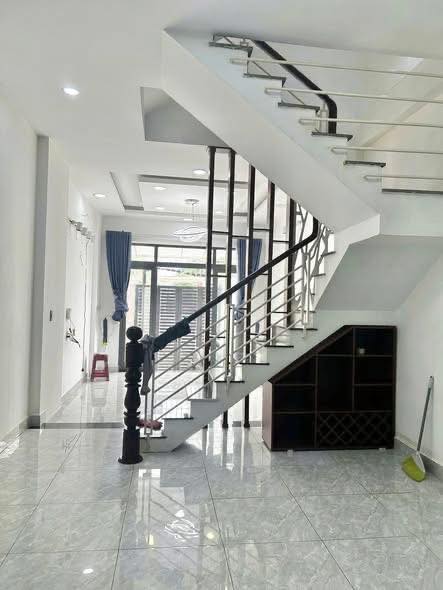 CHO THUÊ NHÀ 1 TRỆT 3 LẦU, CÁCH CỔNG VẠN PHÚC 50M, 4PN+ MÁY LẠNH - 5WC, 16TR. 5