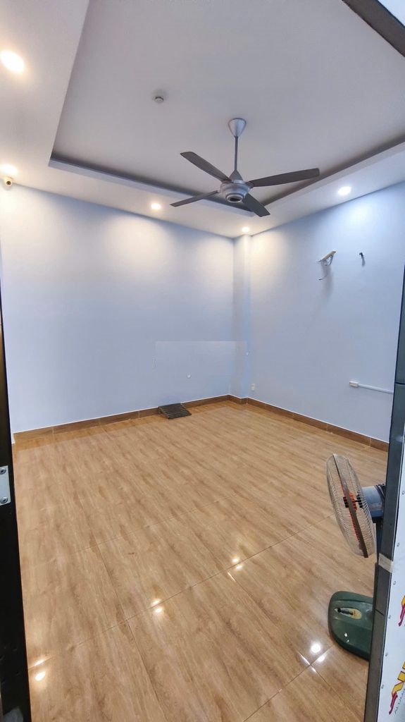 NGUYÊN CĂN HẺM XE HƠI SAU LƯNG ST MORITZ PHẠM VĂN ĐỒNG,4 TẰNG GIÁ 16TR 4