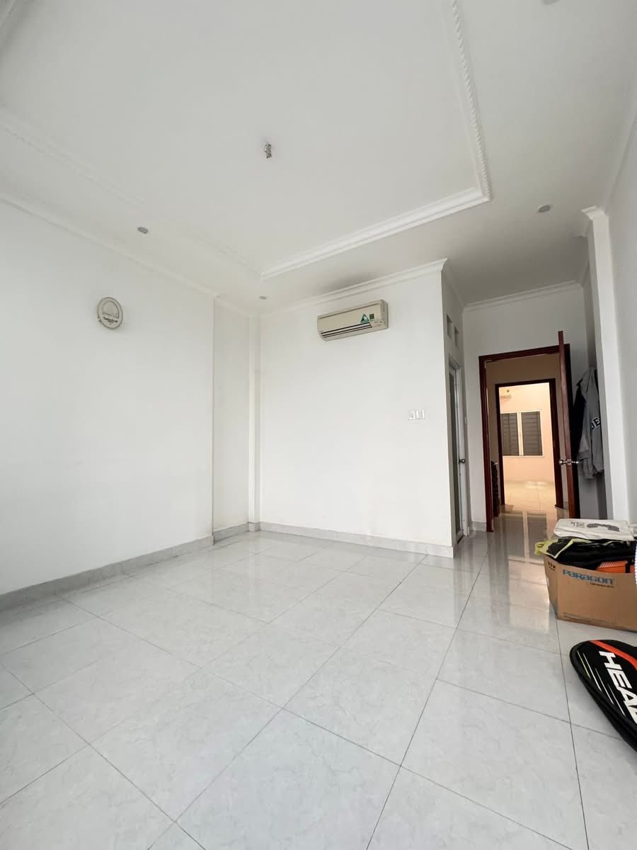 CHO THUÊ NHÀ MẶT TIỀN KINH DOANH, NGAY PHỞ HUỲNH TRÂM, 3 LẦU, SÂN XE HƠI, 17TR