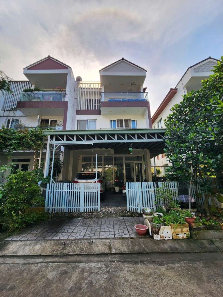 CHO THUÊ BIỆT THỰ SÂN VƯỜN KHU JAMONA HOME RESORT, FUL NỘI THẤT , SÂN OTO, GIÁ RẺ NHẤT KHU