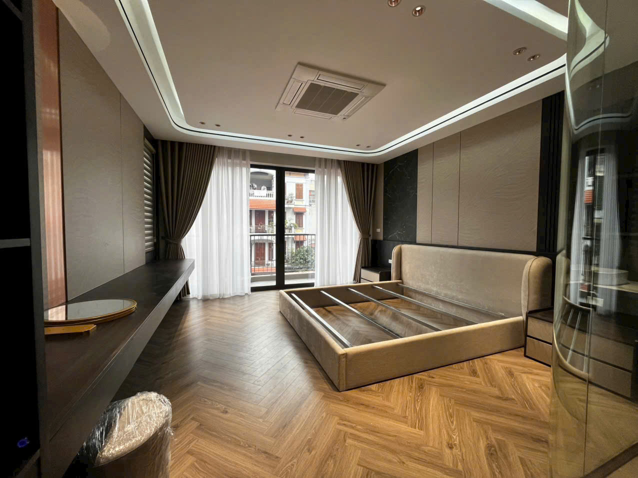 Bán nhà ngay Phố Ẩm Thực Long Biên. Gara 2 ô tô, Đường thông bàn cờ, 52m x 6T. 5