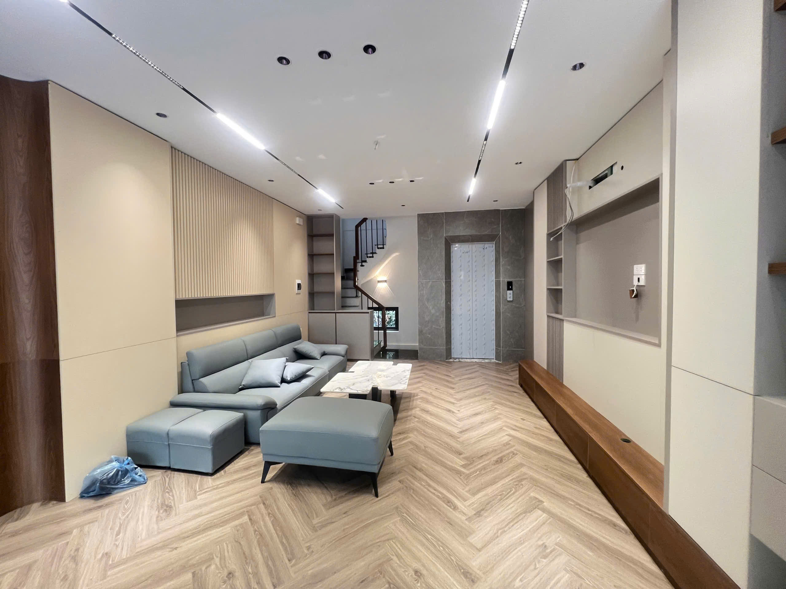 Bán nhà Thạch Bàn, Gần hồ Bộ Đội đang thi công, Ô tô vào, Full nội thất. Lh 0965858116 5