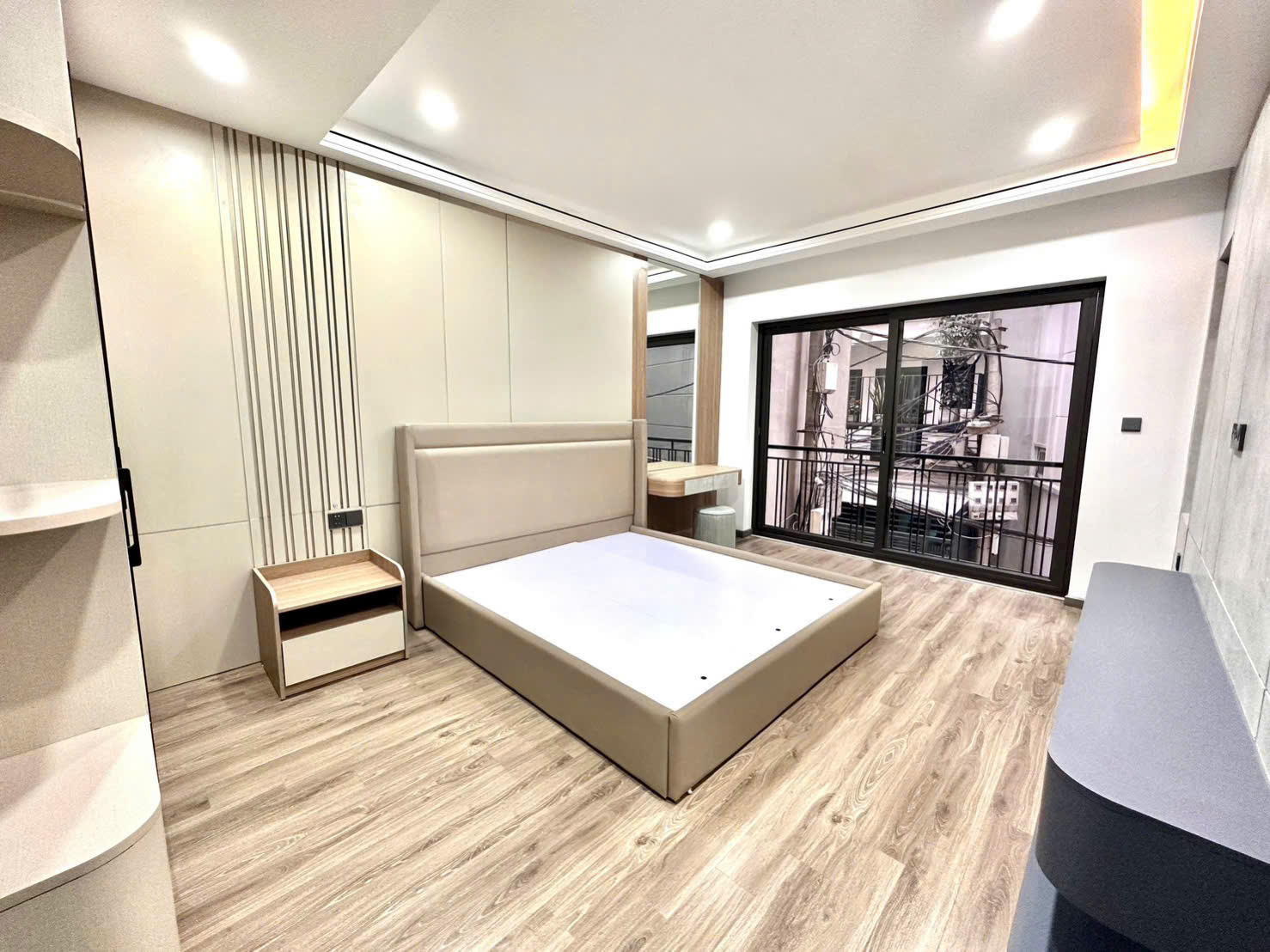 BÁN NHÀ ĐẸP 6 TẦNG THANG MÁY NGAY CẦU LONG BIÊN - SANG HOÀN KIẾM CỰC GẦN . 5