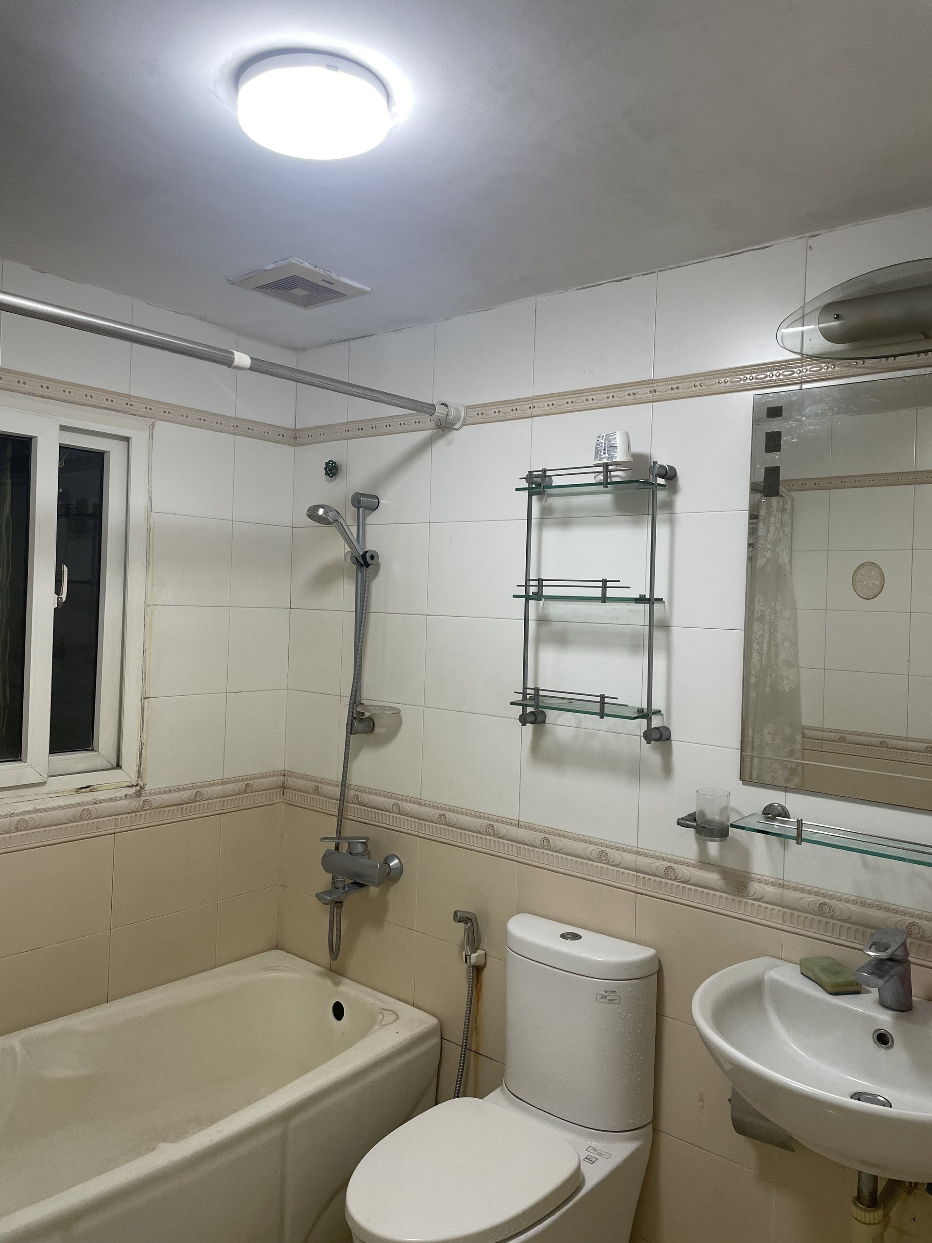 Cho thuê nhà 4 tầng tại ngõ 639 Hoàng Hoa Thám, Ba Đình. Ngõ rộng ba gác tránh. Chỉ 14tr 5