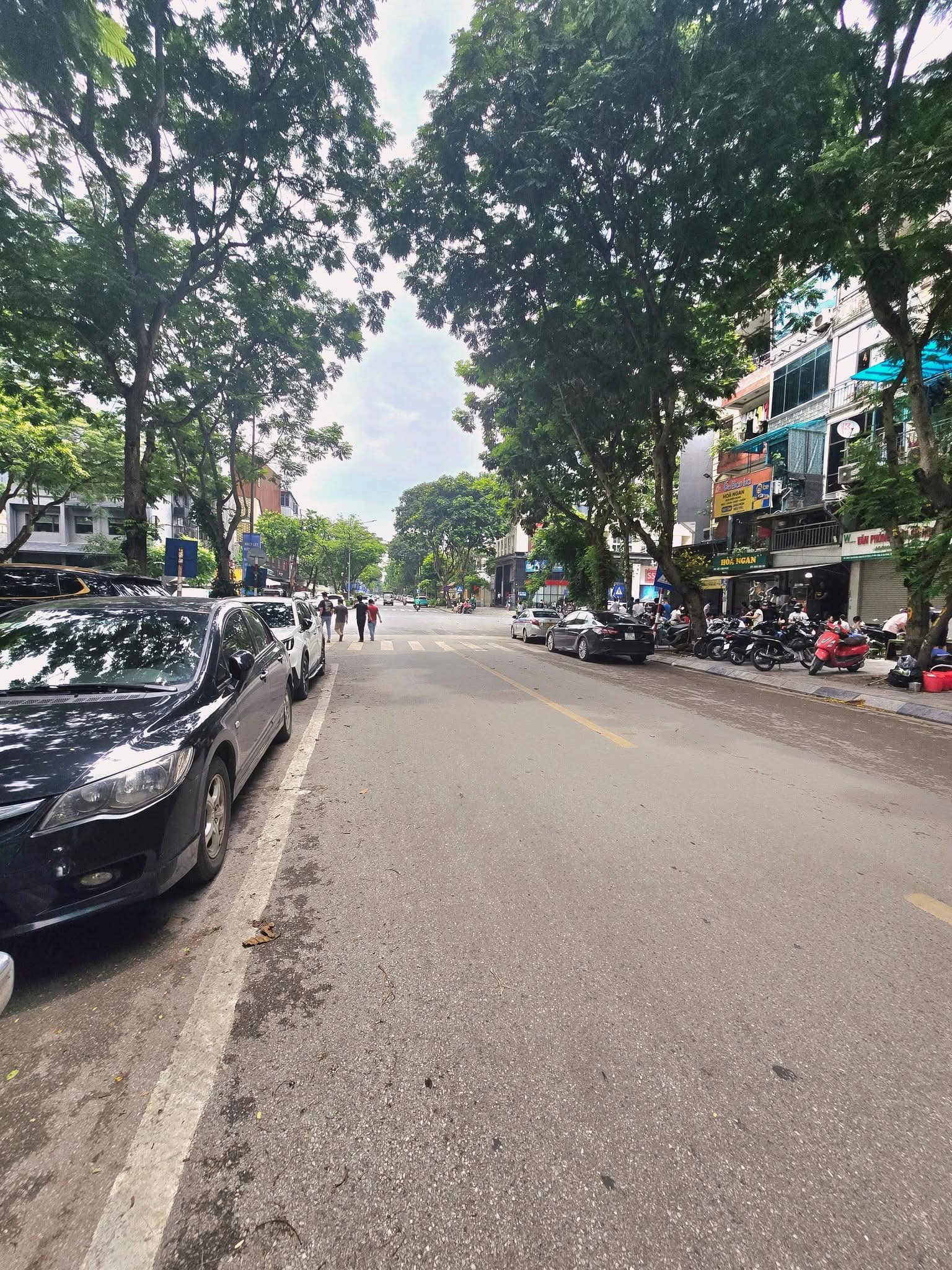 Bán nhà mặt phố Vạn Phúc, Ba Đình, vỉa hè 5m, phố Vip, kinh doanh đỉnh. Giá 32 tỷ