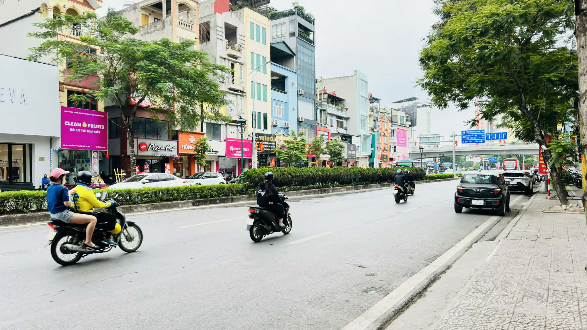 nhà mặt phố Nguyễn Văn Cừ, mặt tiền 13m, nở hậu, dòng tiền ổn định, full thổ cư 2