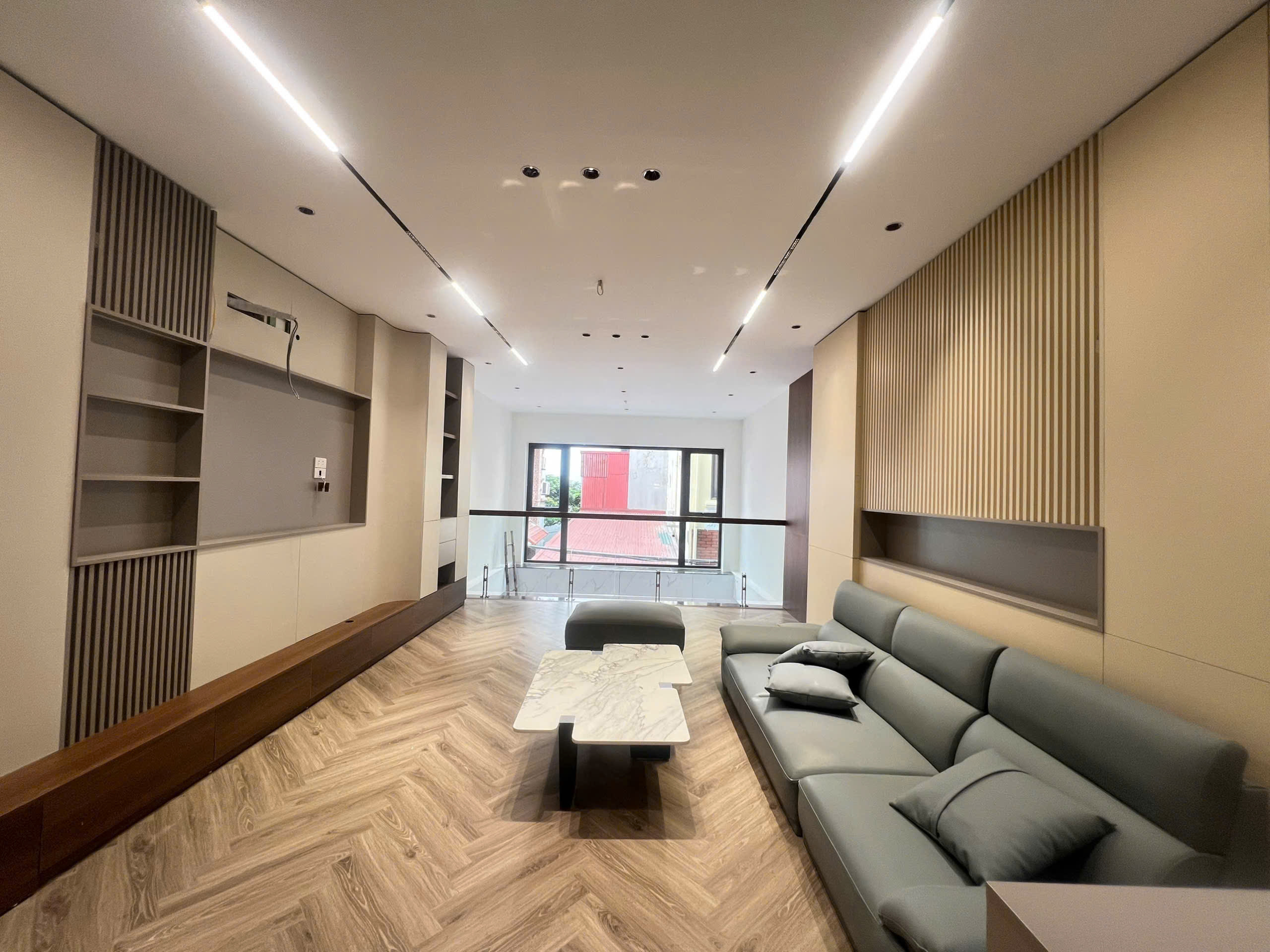 Bán nhà Thạch Bàn, Gần hồ Bộ Đội đang thi công, Ô tô vào, Full nội thất. Lh 0965858116 6