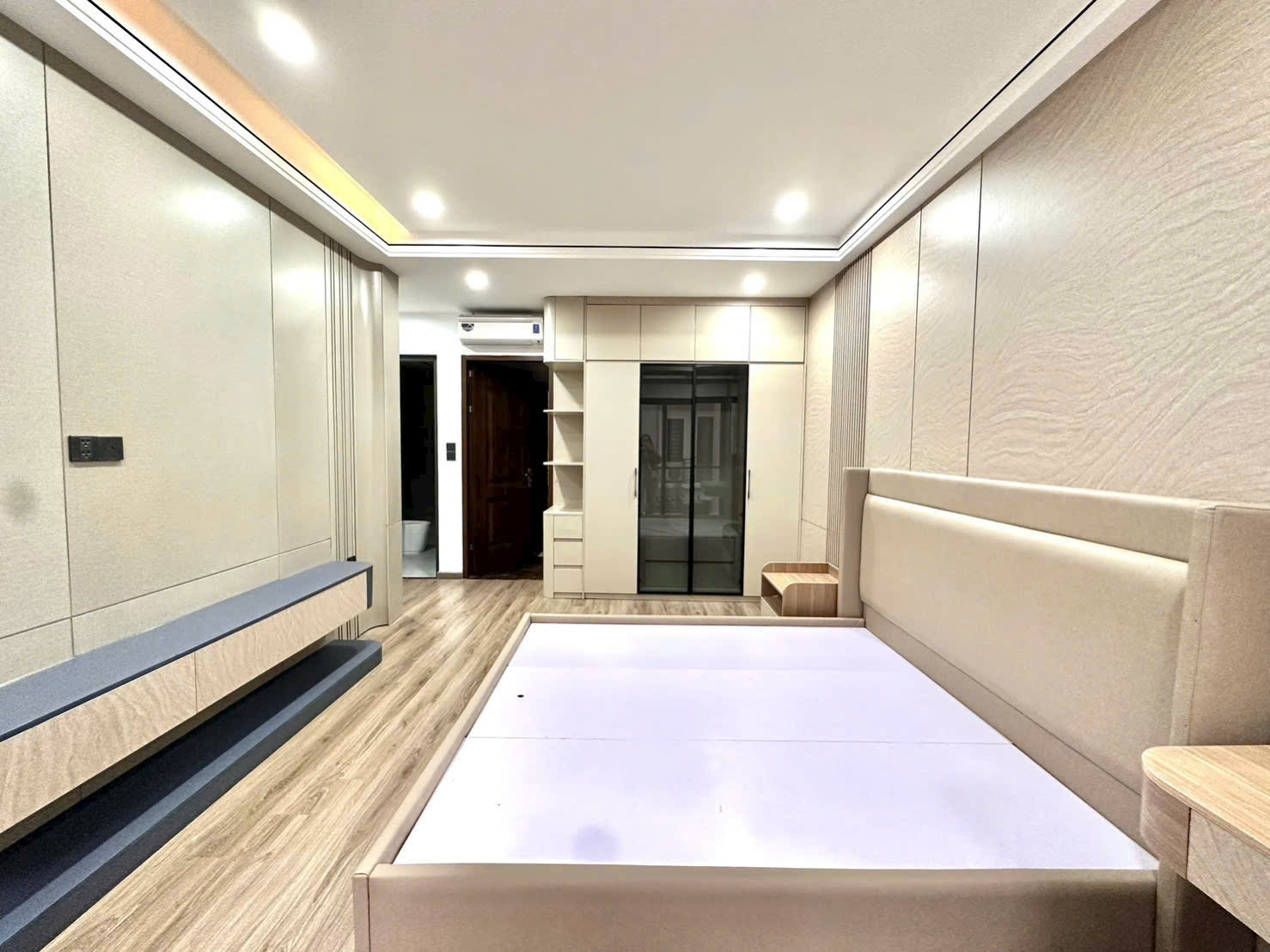 BÁN NHÀ ĐẸP 6 TẦNG THANG MÁY NGAY CẦU LONG BIÊN - SANG HOÀN KIẾM CỰC GẦN . 6