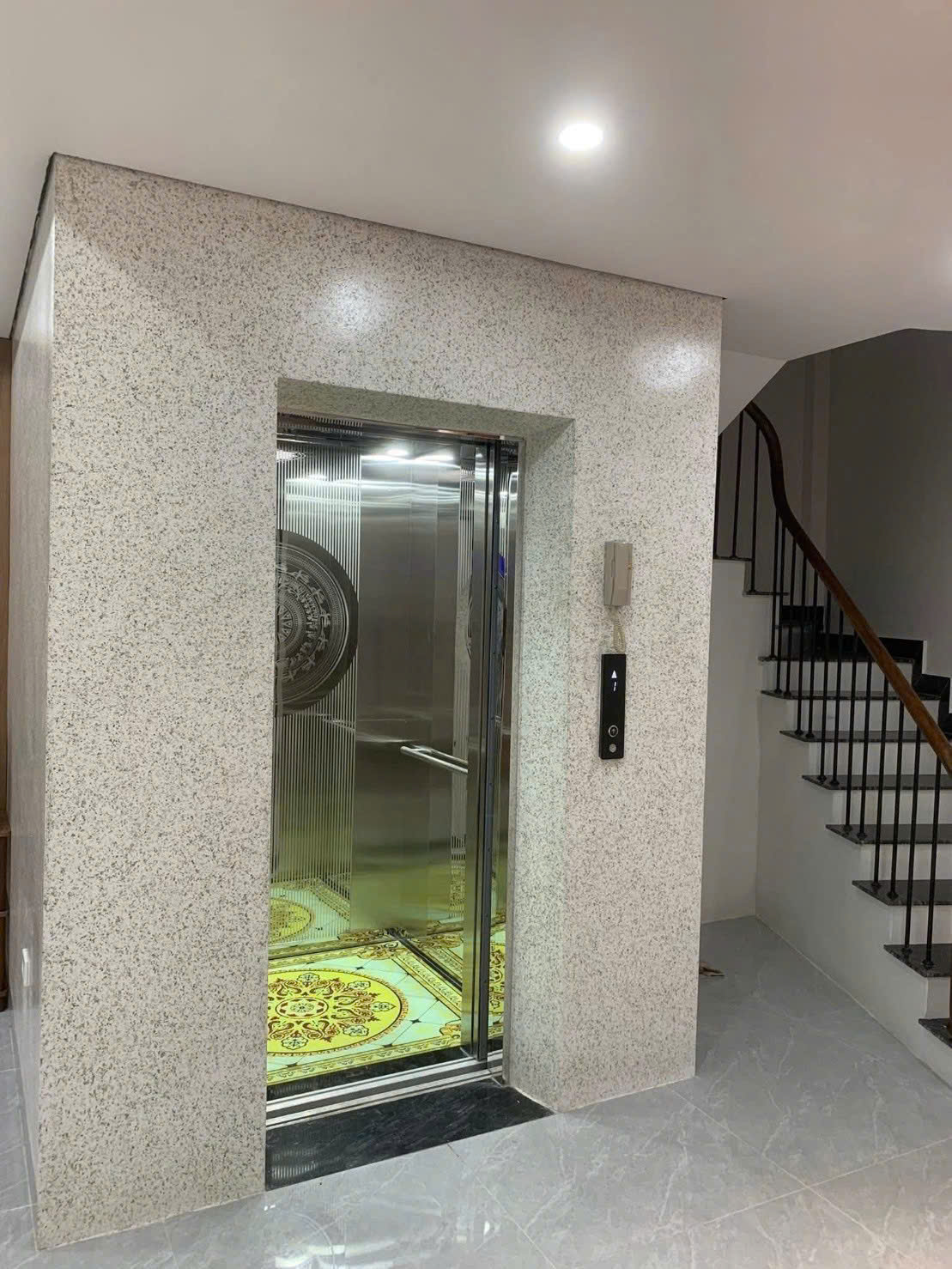 Bán nhà Thạch Bàn - Cổ Linh. Gần khu đô thị Garden City - Ô tô đỗ cổng.  Lh 0965858116 6