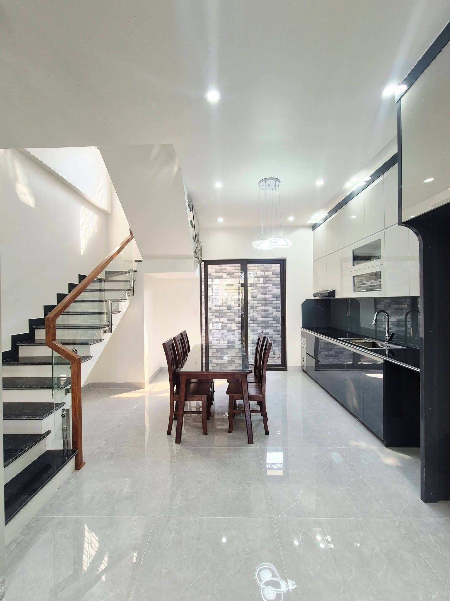 Bán nhà mặt phố Vạn Phúc, Ba Đình, vỉa hè 5m, phố Vip, kinh doanh đỉnh. Giá 32 tỷ 4