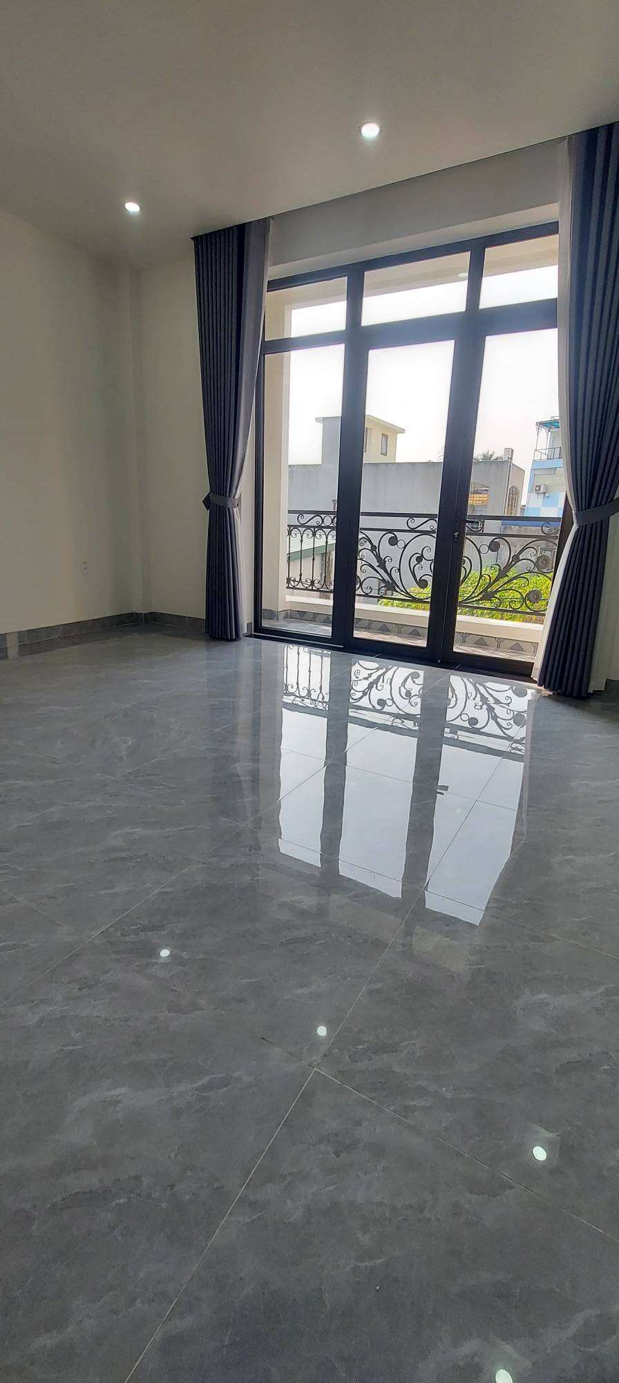 Bán nhà mặt phố Vạn Phúc, Ba Đình, vỉa hè 5m, phố Vip, kinh doanh đỉnh. Giá 32 tỷ 5