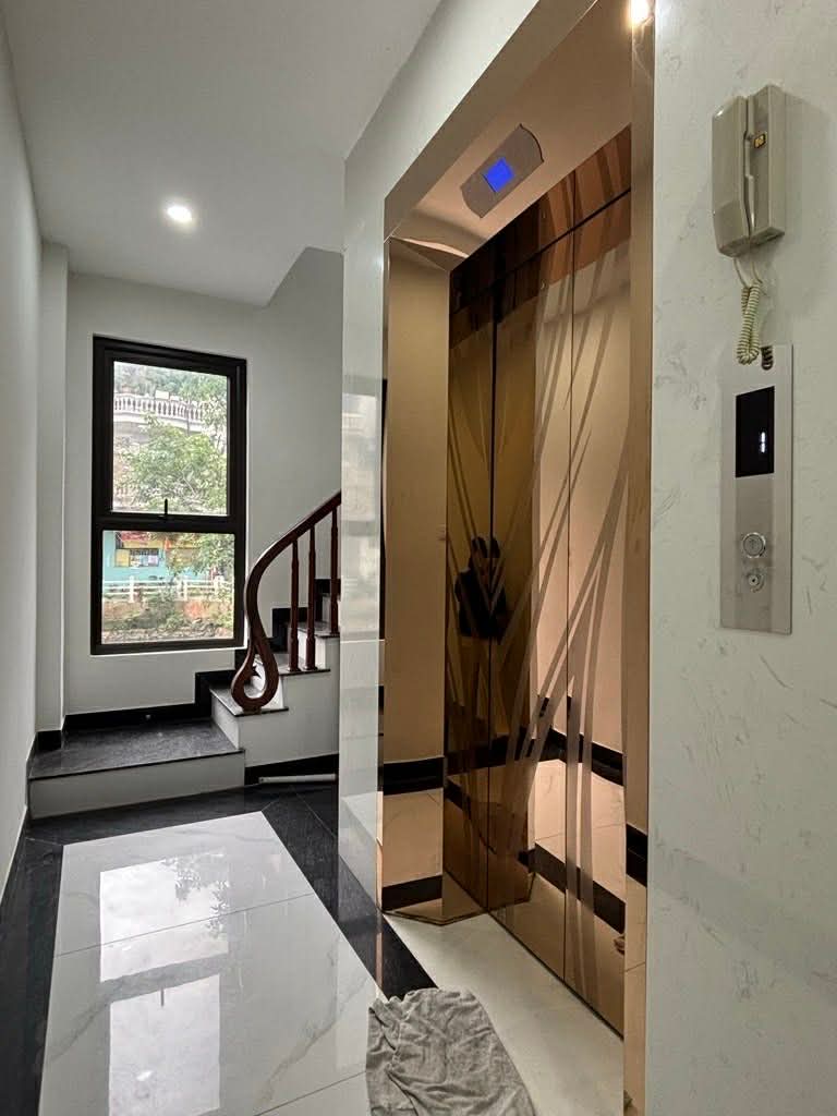 bán nhà Ngọc Thuỵ, 6 tầng thang máy, ôtô đỗ cửa, thoáng trước sau 4