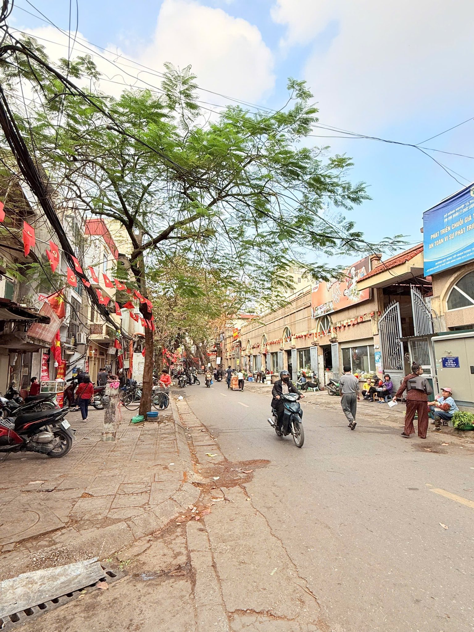 CẦN BÁN GẤP-NHÀ MẶT PHỐ-MẶT CHỢ NGỌC HÀ-75M 3T 20xTỶ-KINH DOANH CỰC TỐT-CHO THUÊ