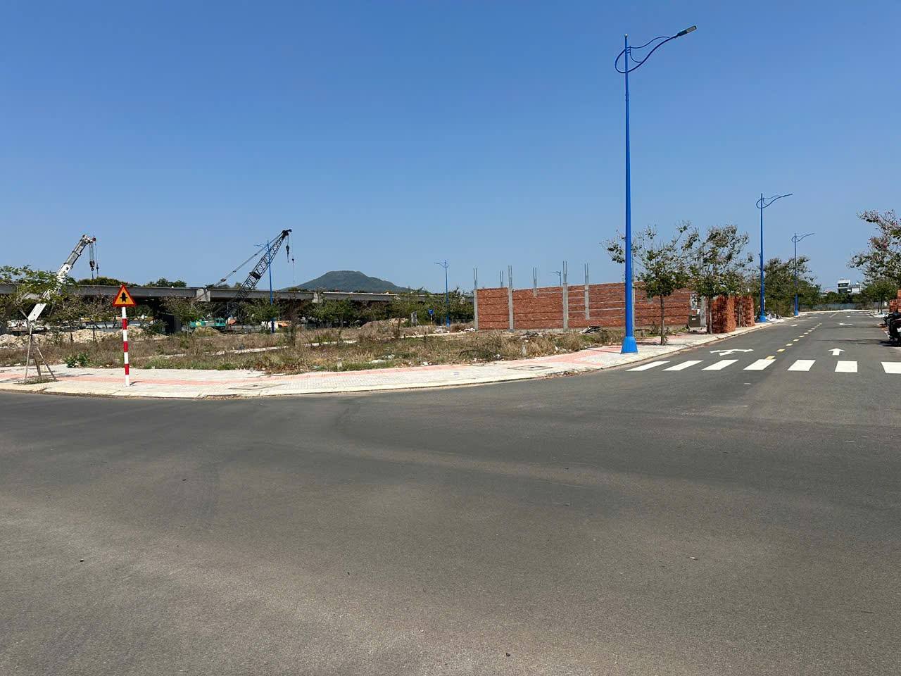 ĐẤT GÓC 2 MẶT TIỀN – TRỤC CHÍNH 26M – KHU TĐC HÒA LONG 4