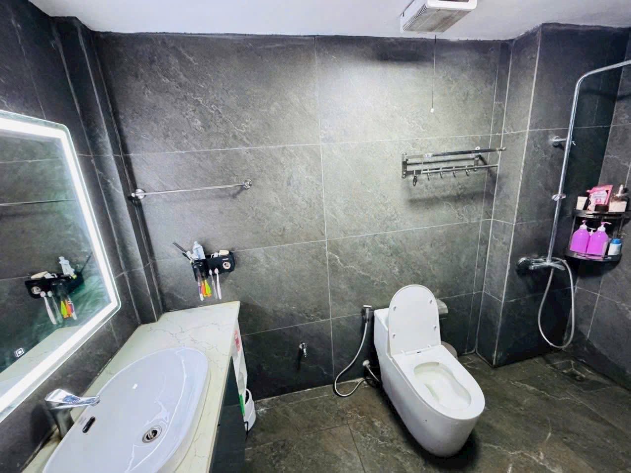 Bán căn nhà 4.5 tầng KĐT Bắc Nguyễn Lương Bằng, ph Việt Hòa, TP HD, 60.75m2, mt 4.5m 8